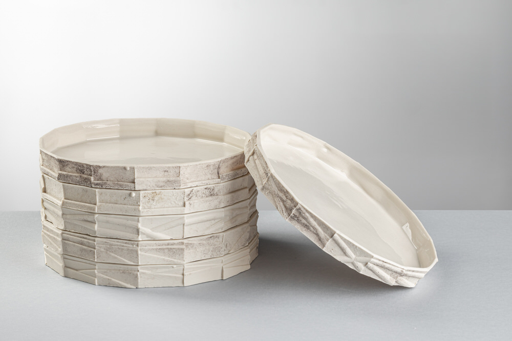 Contenitore tondo in ceramica con coperchio, fianchi a mattoni e smalto lucido chiaro