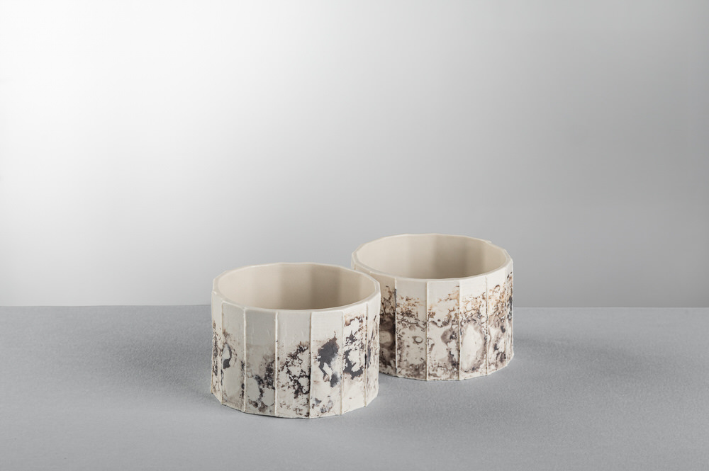 Due coppe sfaccettate in ceramica con smaltatura maculata grigio e marrone