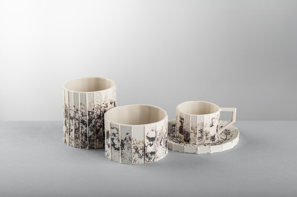 Set da caffè in ceramica a coste, vaso, ciotola e tazza con piattino su fondo neutro