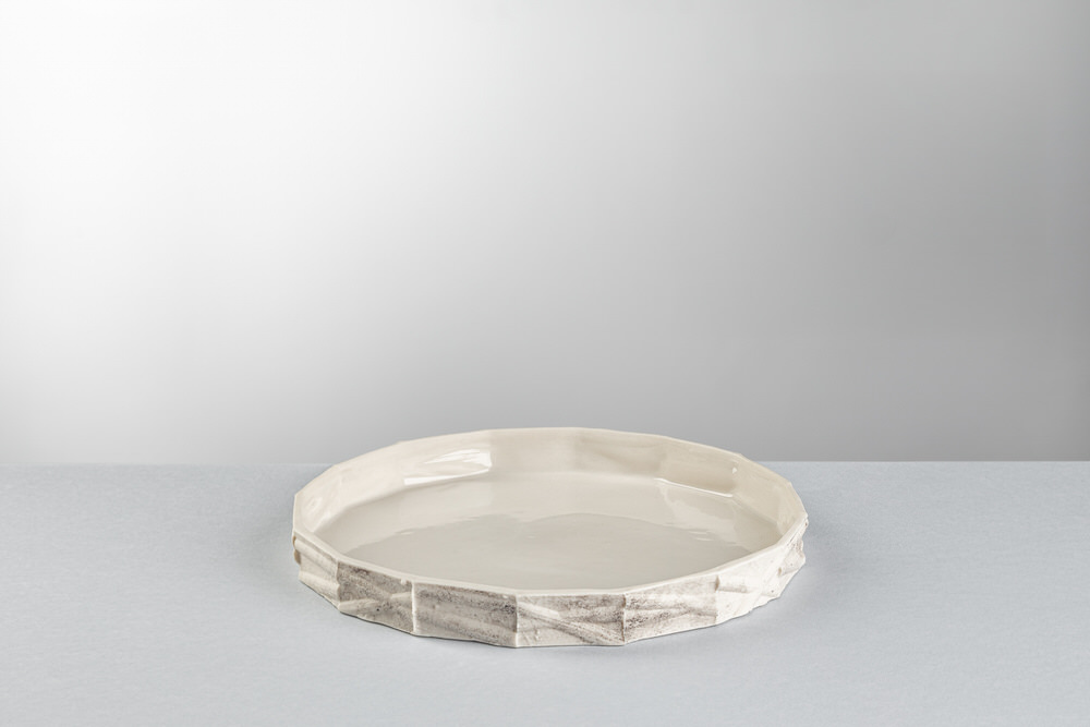 Piatto basso in ceramica, interno smaltato lucido e bordo esterno grezzo sfaccettato