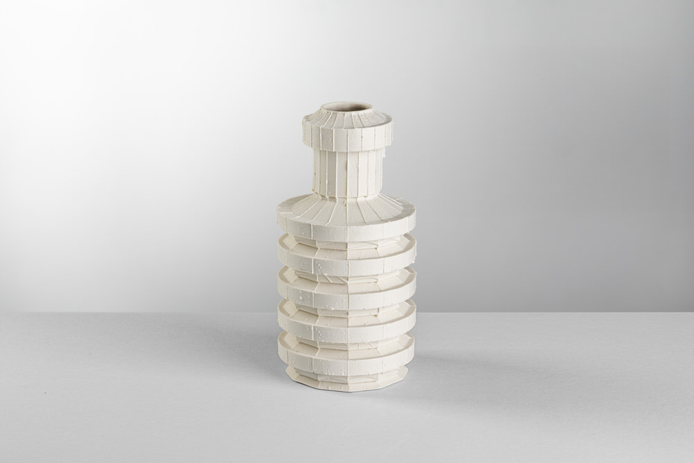 Vaso a bottiglia in ceramica costruito a strati sfaccettati, dettaglio della lavorazione
