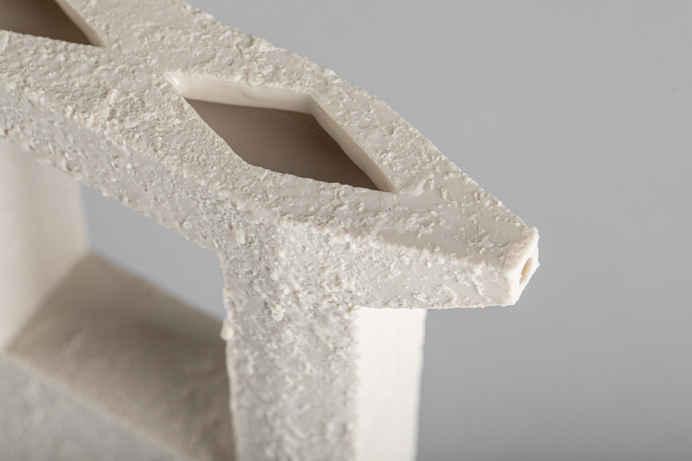 Dettaglio macro della superficie di un vaso in ceramica, texture ruvida e bordo smaltato