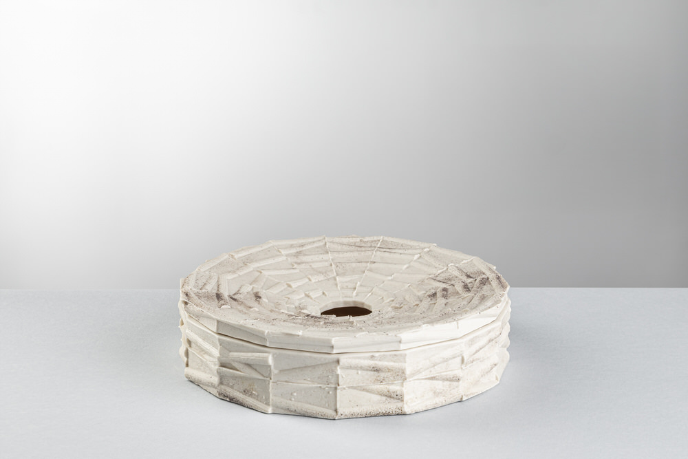 Contenitore tondo in ceramica con coperchio a spirale radiale e fianchi a mattoni