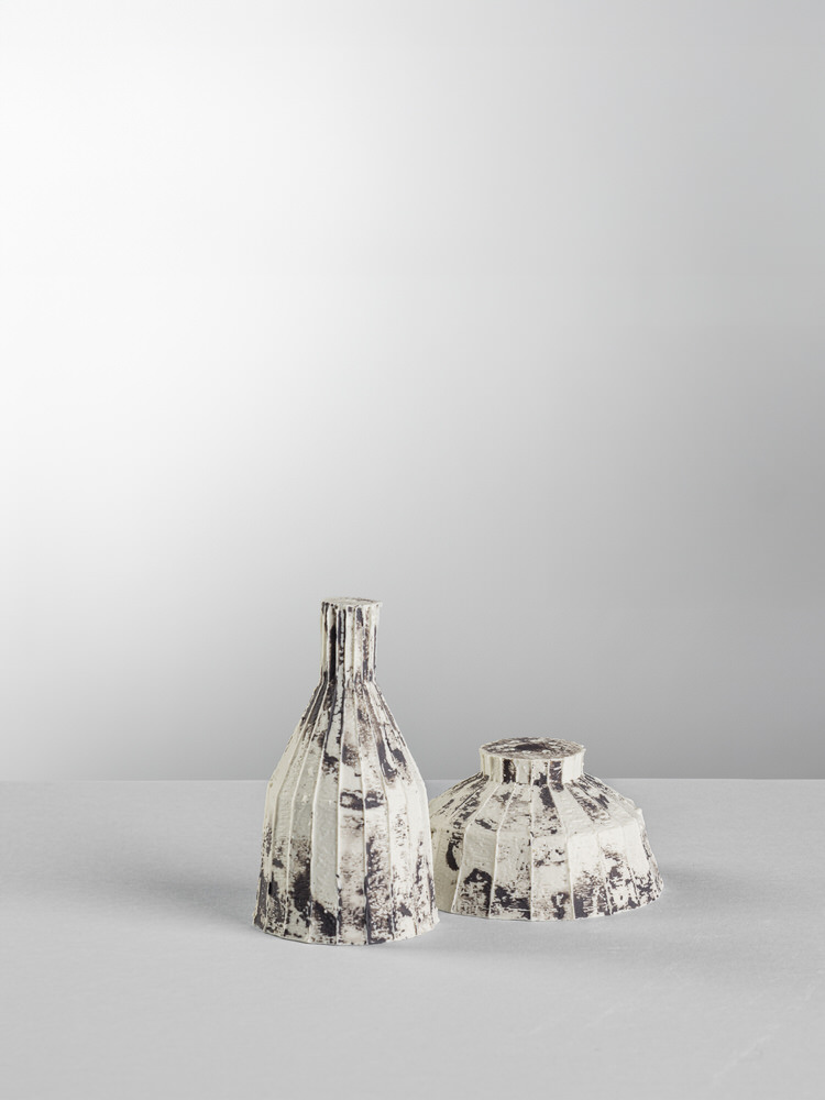 Bottiglia e coppa in ceramica a coste con smaltatura consumata bianco e nero