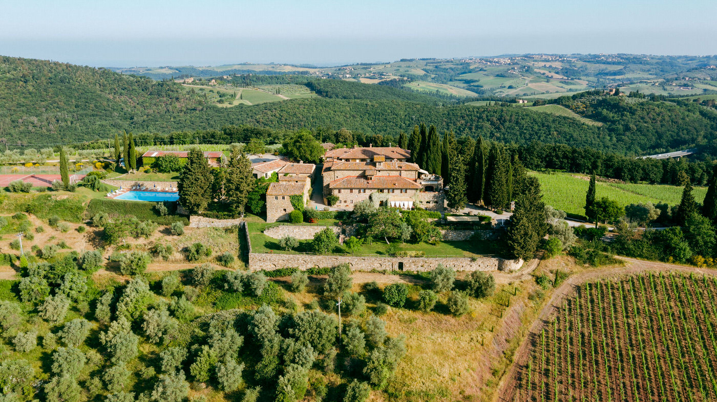 Borgo nel cuore del Chianti con appartamenti e vigneto di produzione propria