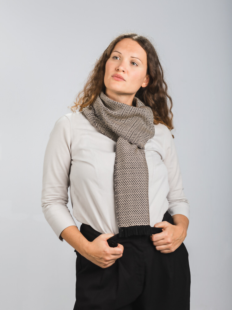 Modella con sciarpa a spina di pesce annodata, camicia bianca su fondo neutro